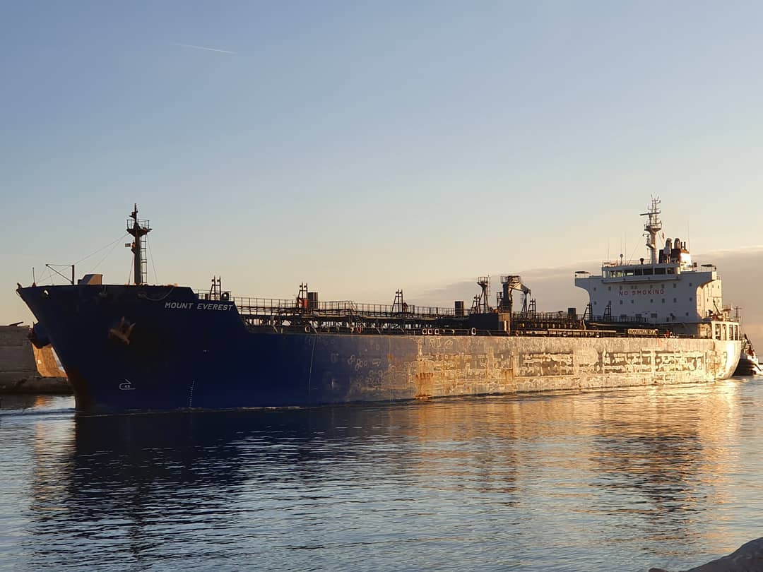 A large oil tanker changing course at sea under dramatic sky, illustrating shipping disruptions amid Middle East tensions